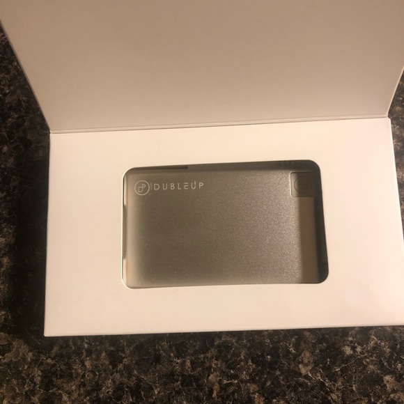 Dubleup Credit Card Size Power Bank Silver iPhone Lightning NIP Powerbank - Picture 6 of 8